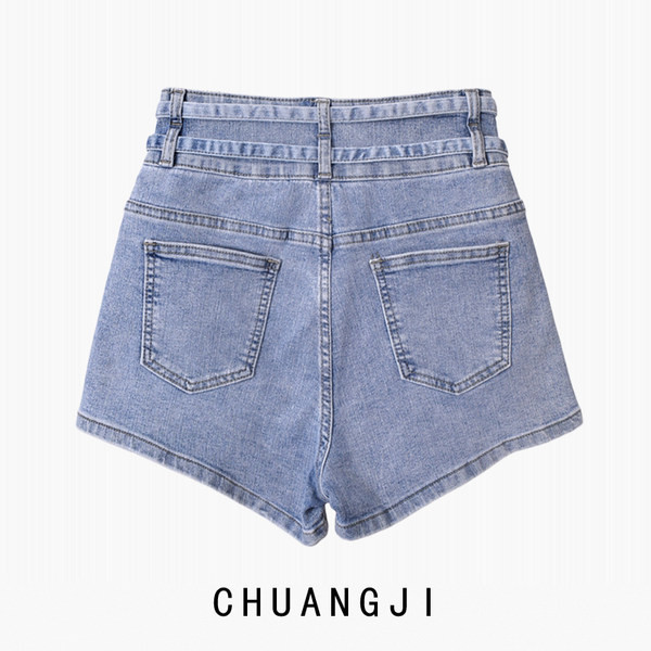 Kratke ljetne traperice s metalnim elementima u struku