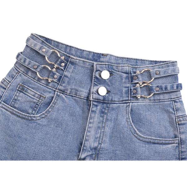 Kratke ljetne traperice s metalnim elementima u struku