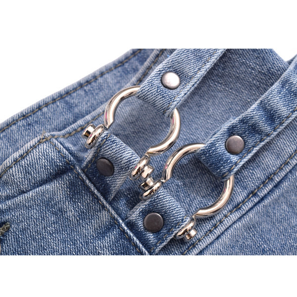 Kratke ljetne traperice s metalnim elementima u struku