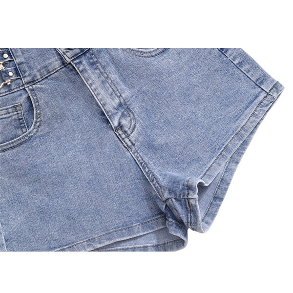 Kratke ljetne traperice s metalnim elementima u struku