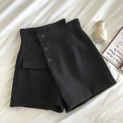 Pantaloni scurți de damă cu nasturi și linie A