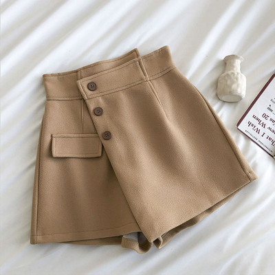 Pantaloni scurți de damă cu nasturi și linie A