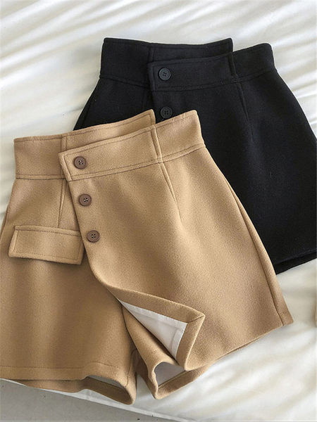 Pantaloni scurți de damă cu nasturi și linie A