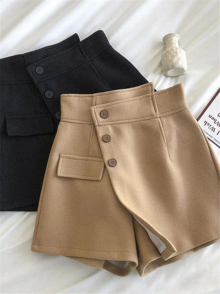 Pantaloni scurți de damă cu nasturi și linie A