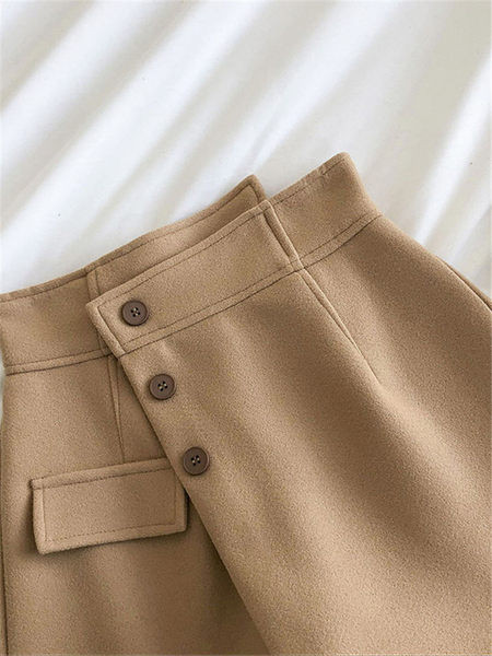 Pantaloni scurți de damă cu nasturi și linie A