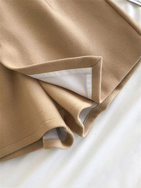 Pantaloni scurți de damă cu nasturi și linie A