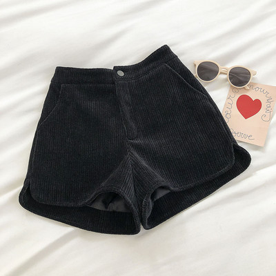 Ženske kratke hlače od samta s gumbom