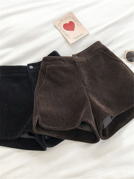 Ženske kratke hlače od samta s gumbom