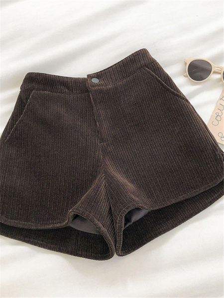 Ženske kratke hlače od samta s gumbom
