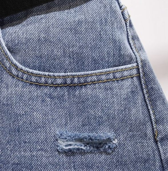 Pantaloni scurți de damă cu buzunare și motive rupte