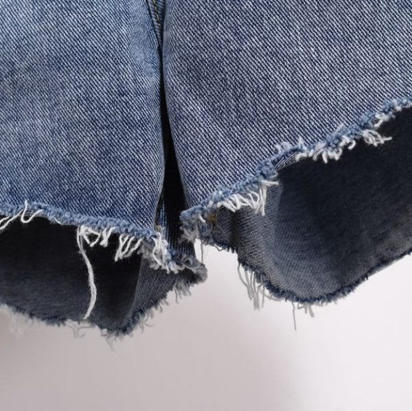 Pantaloni scurți de damă cu buzunare și motive rupte