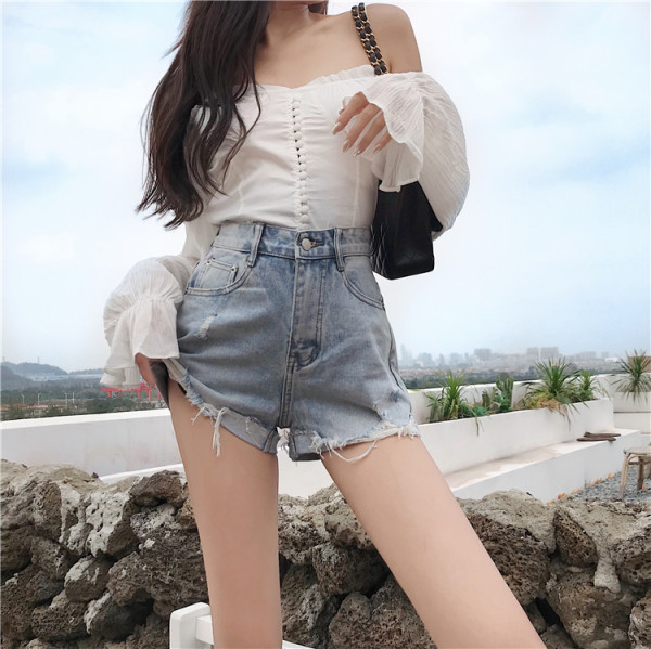 Pantaloni scurți de damă cu inscripție pe un picior