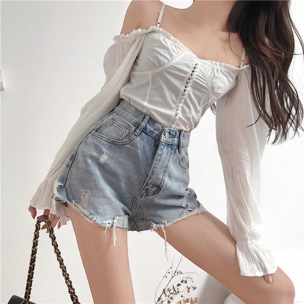 Pantaloni scurți de damă cu inscripție pe un picior