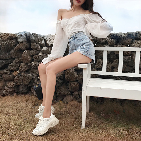 Pantaloni scurți de damă cu inscripție pe un picior