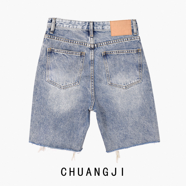 Дънки над коляното изчистен модел с ресни