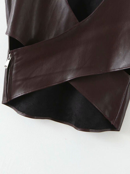 Μοντέρνο φανελάκι από οικολογικό δέρμα με κομμένα μέρη