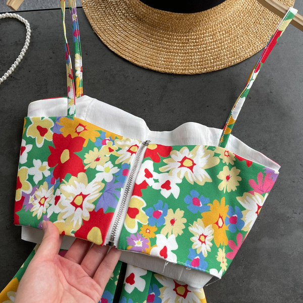 Κοντή γυναικεία αμάνικη μπλούζα με λεπτά λουράκια