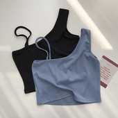 Aktualna ženska kratka majica na tanku i široku naramenicu