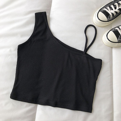 Aktualna ženska kratka majica na tanku i široku naramenicu