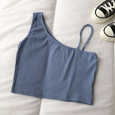 Aktualna ženska kratka majica na tanku i široku naramenicu