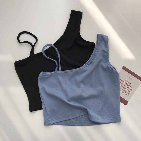 Aktualna ženska kratka majica na tanku i široku naramenicu