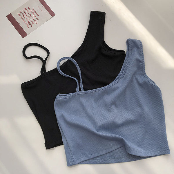 Aktualna ženska kratka majica na tanku i široku naramenicu