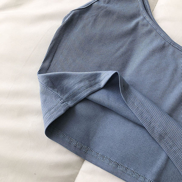 Aktualna ženska kratka majica na tanku i široku naramenicu