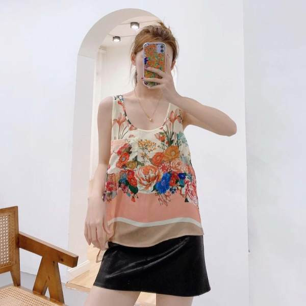 Široki model bez rukava s cvjetnim uzorkom