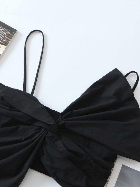 Kratki asimetrični top u crnoj boji