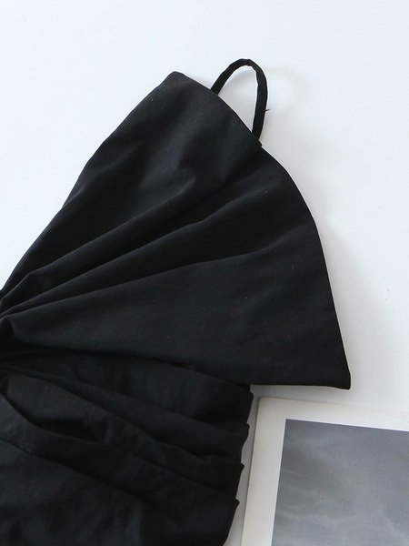 Kratki asimetrični top u crnoj boji