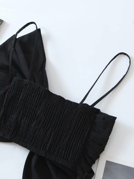 Kratki asimetrični top u crnoj boji