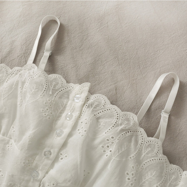 Top casual dama cu bretele subtiri si nasturi in alb