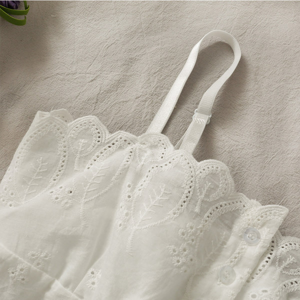 Top casual dama cu bretele subtiri si nasturi in alb