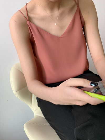 Γυναικεία μπλούζα με λεπτά τιραντάκια