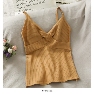 Tričko s výstrihom do špice a tenkými ramienkami