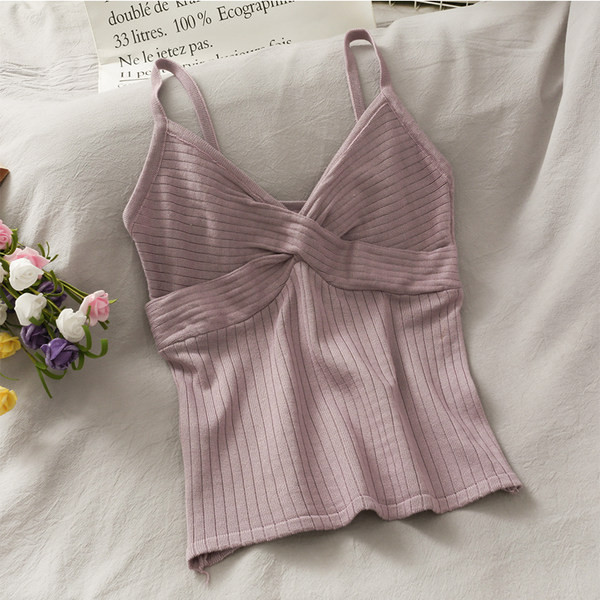 Tričko s výstrihom do špice a tenkými ramienkami