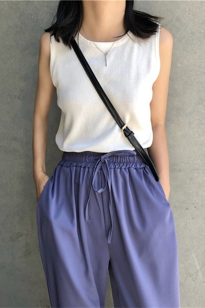 Ženski top s ovalnim izrezom