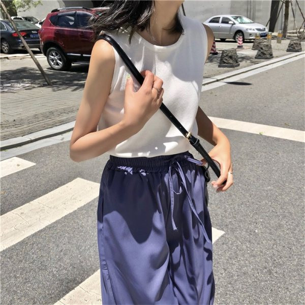 Ženski top s ovalnim izrezom