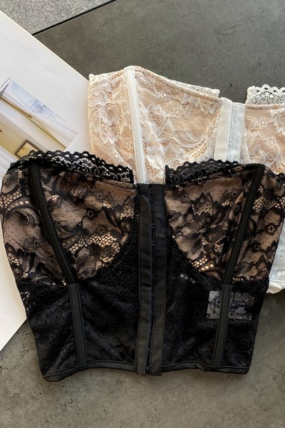 Ženski bustier od čipke - kratki model