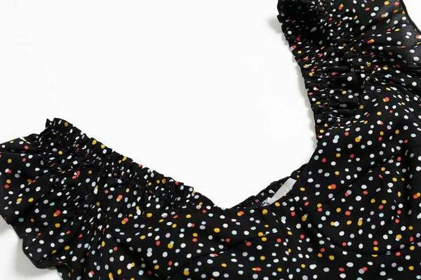 Kratka ženska majica bez rukava s kovrčama