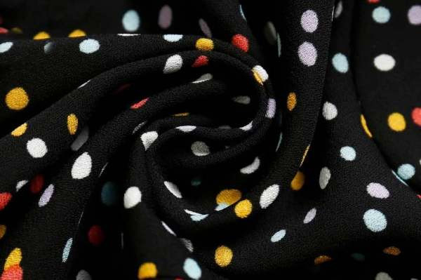 Kratka ženska majica bez rukava s kovrčama