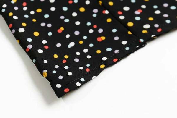 Kratka ženska majica bez rukava s kovrčama