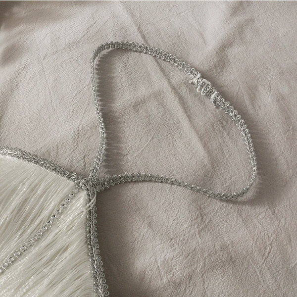 Moderan ženski top s rubovima u bijeloj i crnoj boji