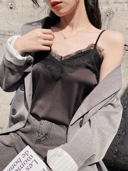 Ženska satenska majica bez rukava s čipkom i tankim naramenicama