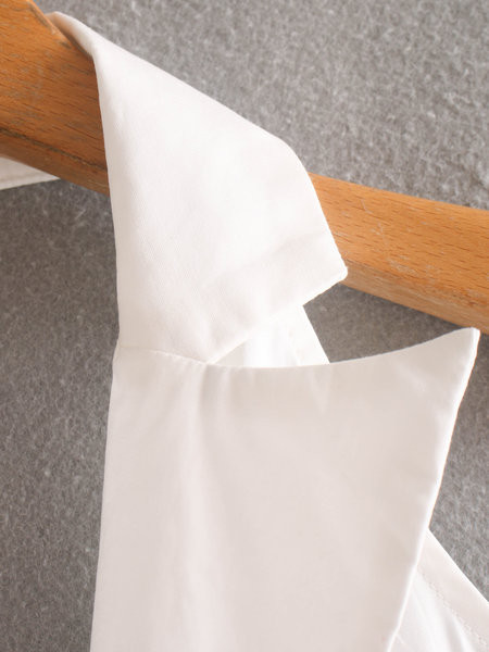 Maieu scurt, cu guler și nasturi clasici