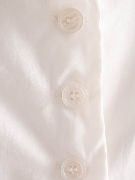 Maieu scurt, cu guler și nasturi clasici