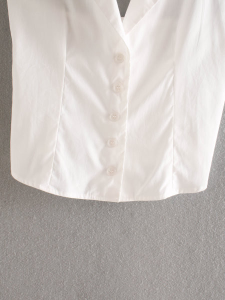 Maieu scurt, cu guler și nasturi clasici