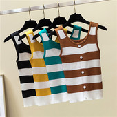 Ženska majica na pruge s gumbima i ovalnim izrezom