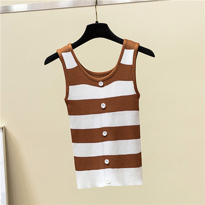 Ženska majica na pruge s gumbima i ovalnim izrezom