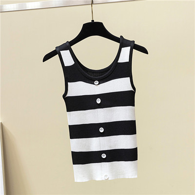 Ženska majica na pruge s gumbima i ovalnim izrezom